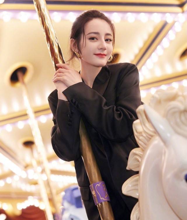 乔晶晶|热巴杨洋在迪士尼看烟花！“乔晶晶”穿吊带好性感，荣耀夫妇太上头