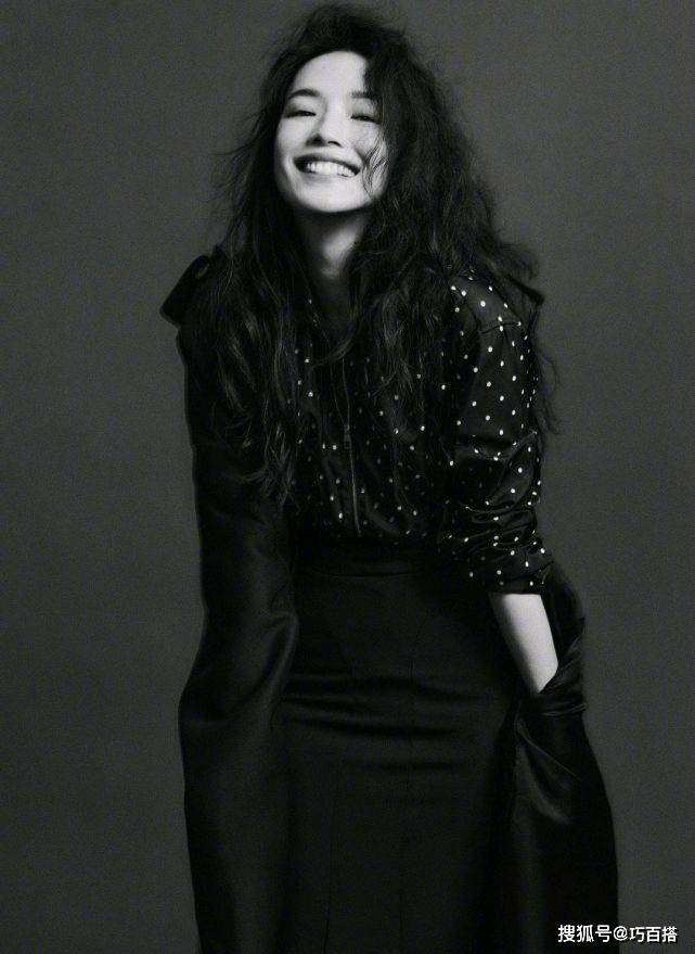 氛围|舒淇的镜头感好强！黑白氛围感大片，颜美又高级，70后女神很抗老