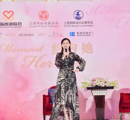 翁虹|翁虹身穿花裙眉眼带笑，53岁风采依旧，温柔气质不惧年纪变化