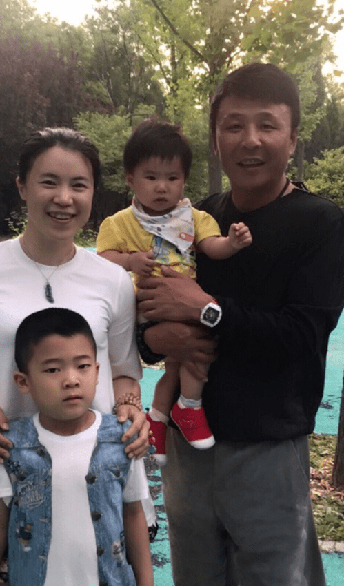 乒乓冠军|乒乓冠军王楠嫁入豪门也幸福，一双儿女很可爱，感觉过的像小女人