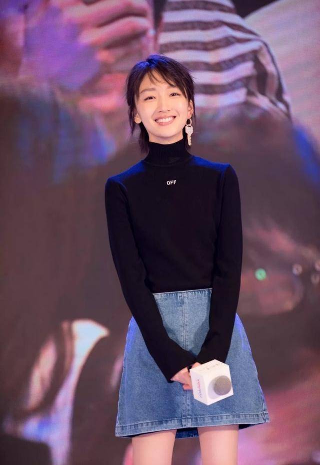 显得|周夏雨穿“老爸款”皮衣，本来配长筒靴挺酷，但硬是穿出可爱公主风