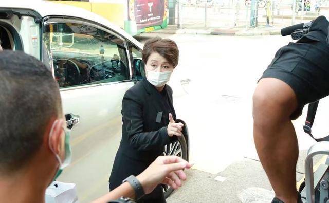 黑色|送赌王!四太没梳头显憔悴,反而三太穿哈伦裤一下车亮出翡翠镯子