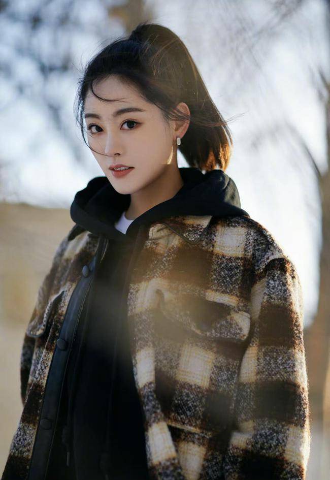 黑色|祝绪丹超元气私服造型，格纹大衣搭配连帽卫衣，上演冬日浪漫风情