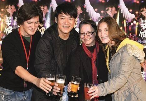 黑色|周华健的混血儿子,长相比爸爸还男人味,一家子高颜值穿得更时尚