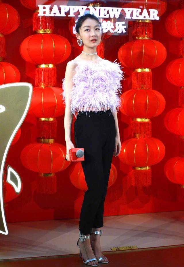 耳坠|周夏雨穿紫色“草丛装”现身，搭配九分裤秀纹身，遥相呼应窦靖童