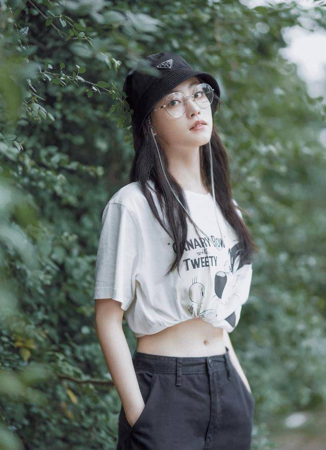 黑色|祝绪丹超元气私服造型，格纹大衣搭配连帽卫衣，上演冬日浪漫风情