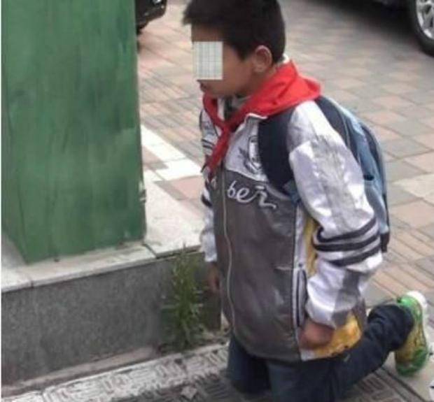 因为|小学生赊账吃零食，家长愤怒砸店！网友：砸店时反省一下自己吧