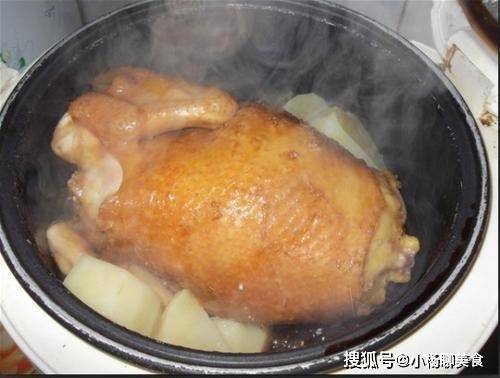做法|把鸡丢入电饭煲，一滴水都不加，简单一炖，嫩滑鲜香，全家抢着吃