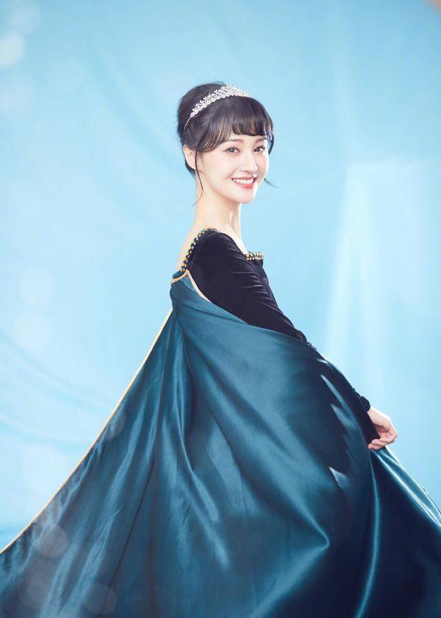 仙女|郑爽穿丝绒裙COS安娜公主,不闭眼吹的话,她还是更适合走仙女风