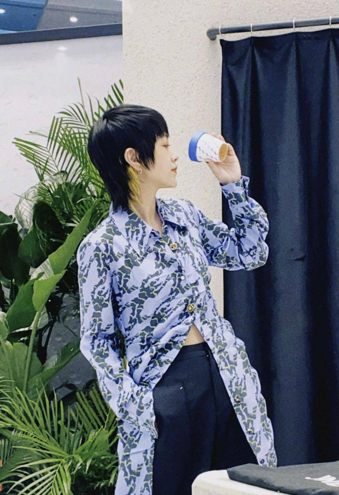 黑色|郭采洁真是小个子穿搭典范，背心配皮质包臀裙又飒又美，帅气利落