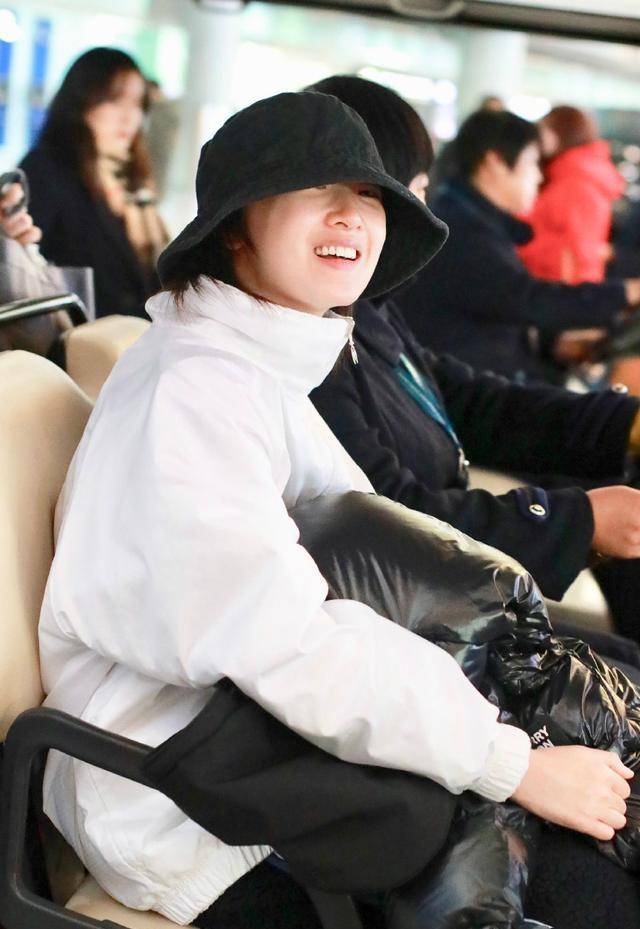 耳坠|周夏雨穿紫色“草丛装”现身，搭配九分裤秀纹身，遥相呼应窦靖童