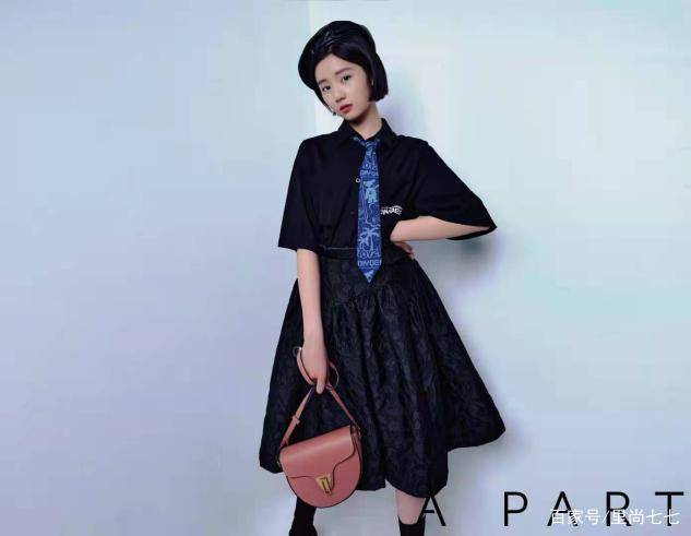 黑色|黄磊女儿也要出道了？黄多多时尚大片曝光，罕见接长发美到认不出