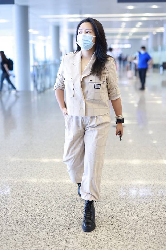 真空|何洁挺有自信的，“真空”穿短西装，四六比例的身材和普通人一样