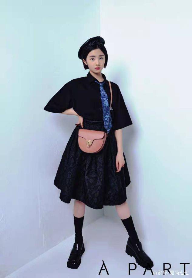 黑色|黄磊女儿也要出道了？黄多多时尚大片曝光，罕见接长发美到认不出