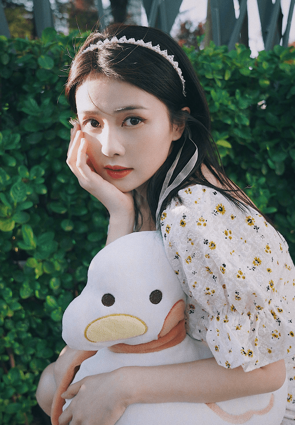 色彩|白鹿为了拉近和周洁琼的年龄，特意穿碎花裙同框，少女气质好清纯