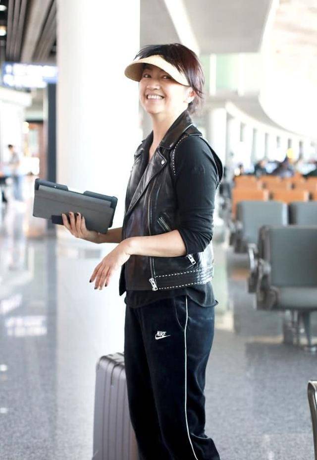 下半身|46岁罗海琼带8岁女儿现身，穿衣朴素认不出，老公长得一般却有钱