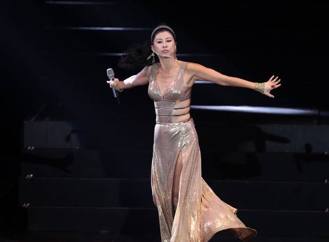 叶倩文|叶倩文真是一点不服老，亮片裙腰间就挂着几根绳，还勒出了赘肉