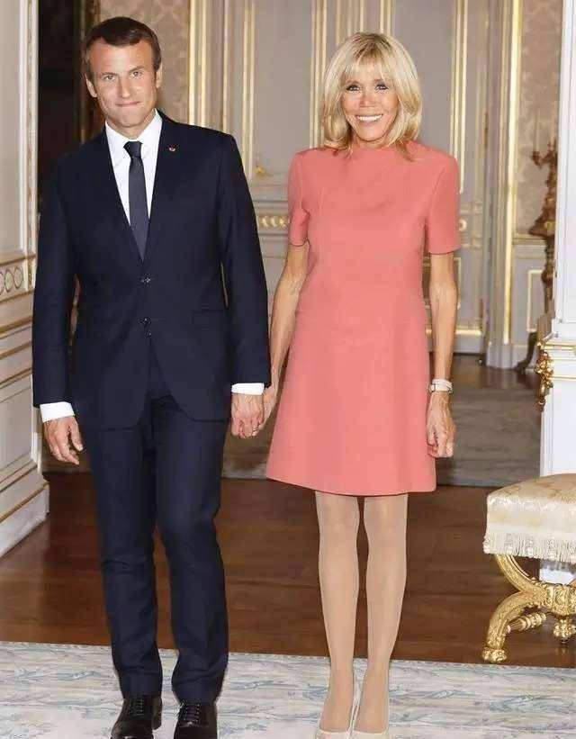 夫人|马克龙和继女同框,两人曾同班同学,大25岁老婆顶鸡窝头一脸开心