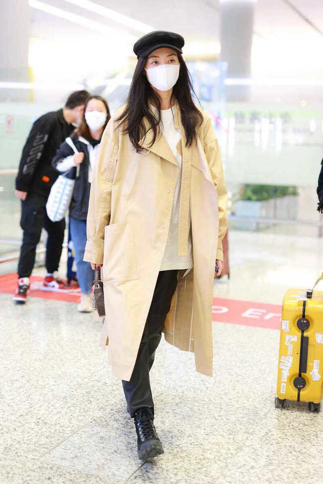 显得|郑希怡穿一袭风衣,搭配黑色长裤走机场,高级又洋气!