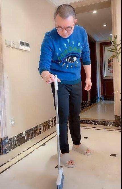 奢侈品|涂磊宅家晒日常，露出大量奢侈品，给女儿吹头发的吹风机都是大牌