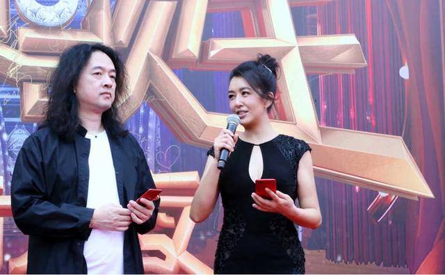 黑色|江珊不愧是风华绝代的美人,一袭黑色裹身长裙优雅高级,稳重大气