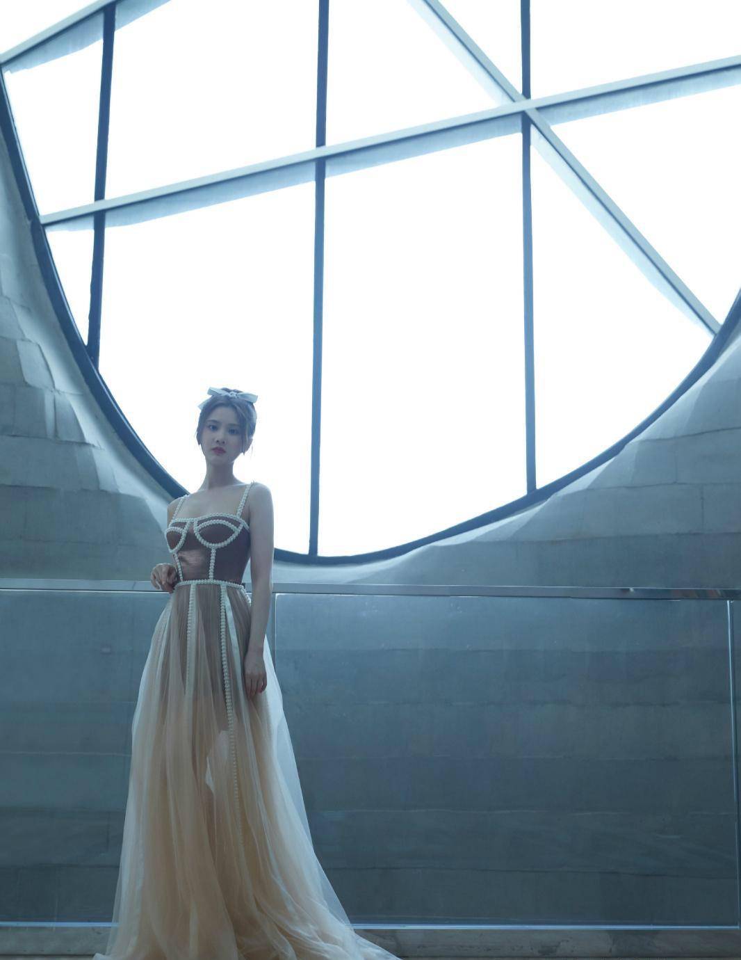 直角|张慧雯胖了10斤仍很坦荡，大方穿吊带裙秀出直角肩，照样很nice