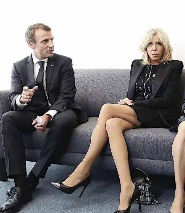 夫人|马克龙和继女同框,两人曾同班同学,大25岁老婆顶鸡窝头一脸开心