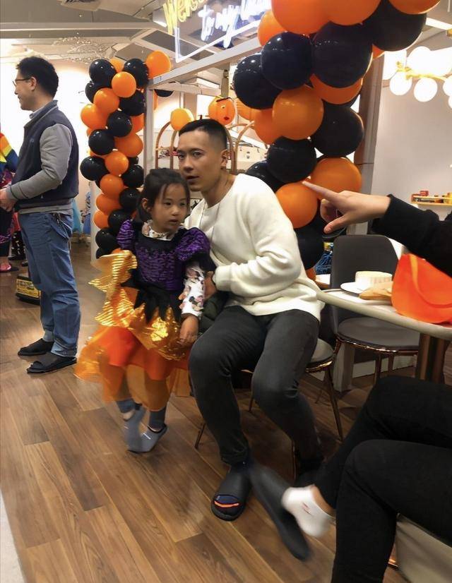 衣品和|高云翔带女儿在董璇餐厅相见!穿衣低调,小酒窝在爸爸怀中显生分