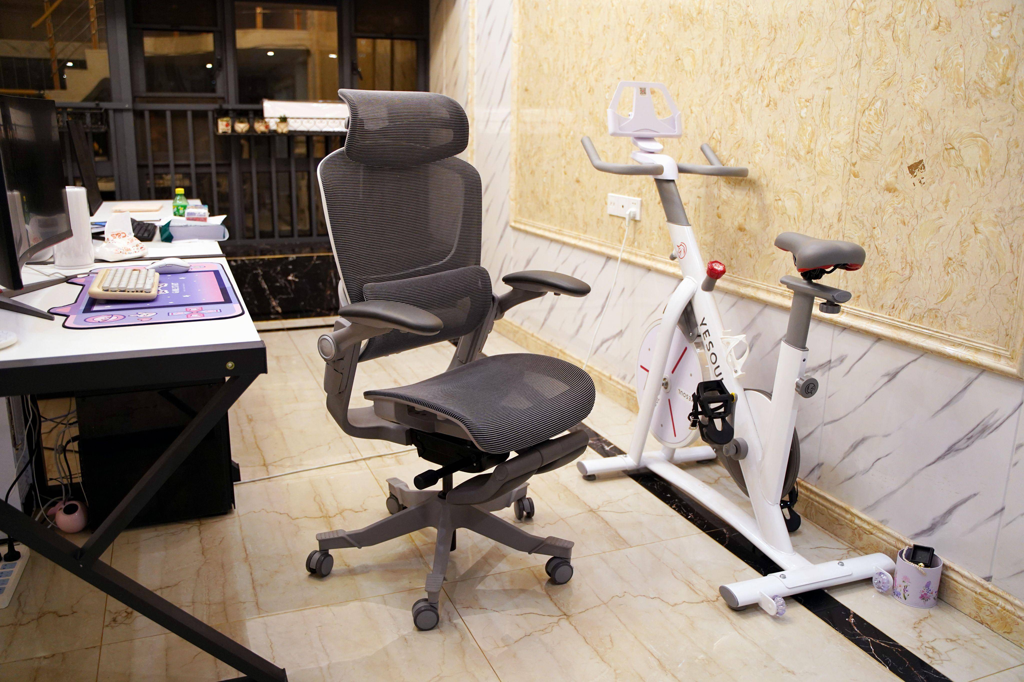 久坐不再给身体带来负担网易严选3d悬挂腰靠人体工学椅亲评测