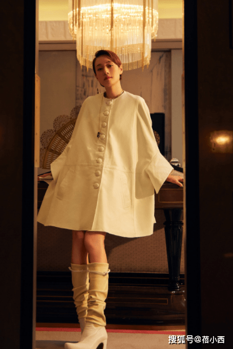 国际|文章的前妻马伊琍又美了，一袭印花连衣裙高调亮相，美出国际范