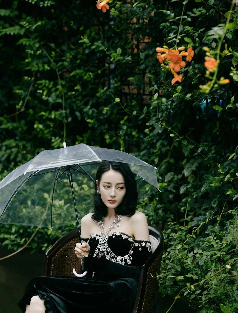 当红|迪丽热巴穿黑色亮钻抹胸裙超美艳！雪肤玉貌太性感妩媚