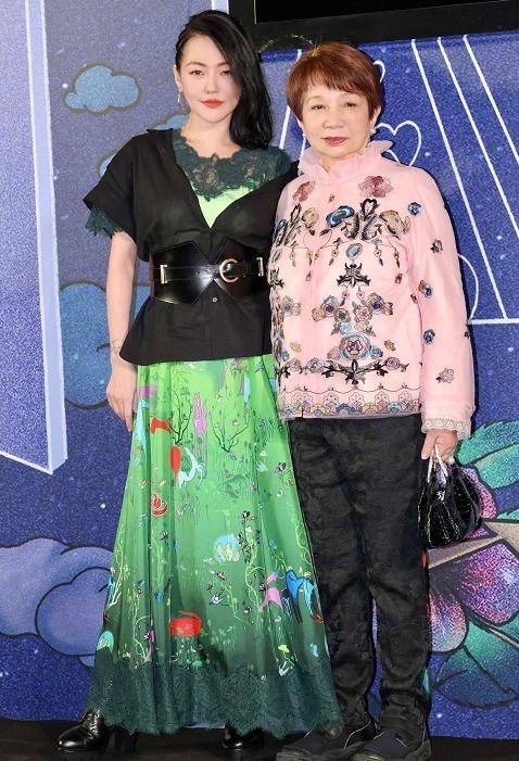 合体|小S婆媳合体亮相，混搭礼服裙还配束腰带，与婆婆抢风头真不客气