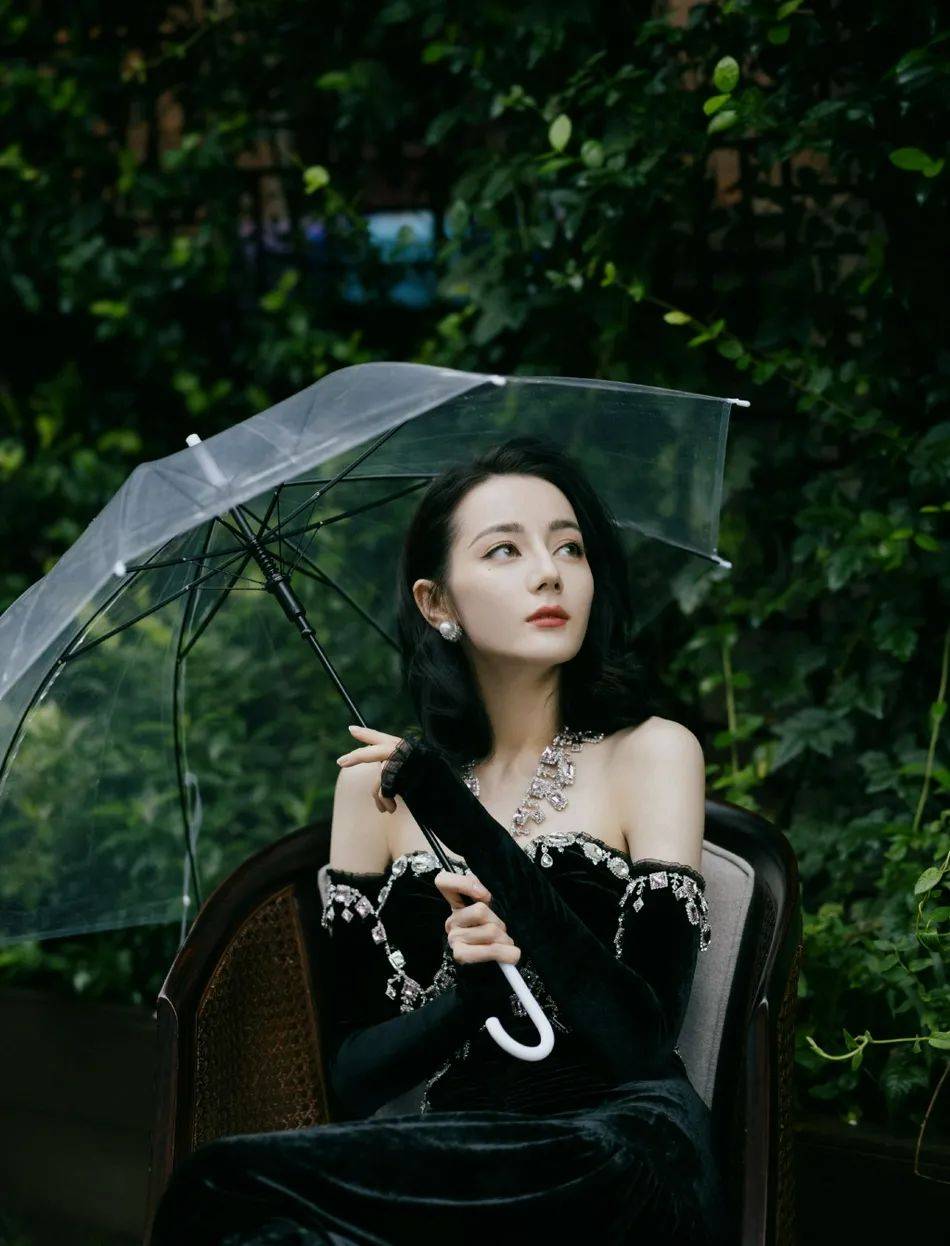 当红|迪丽热巴穿黑色亮钻抹胸裙超美艳！雪肤玉貌太性感妩媚
