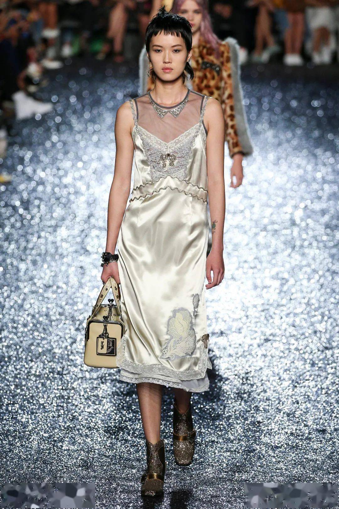 亮片|这条裙子,从盛夏美到早秋