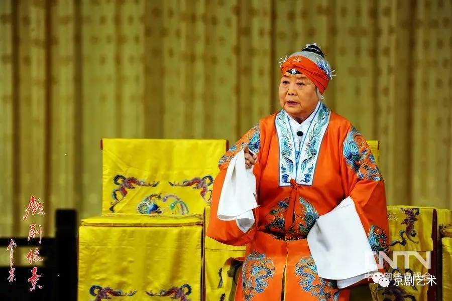老旦就是台上的一片叶子可这叶子只要在树上就得鲜亮