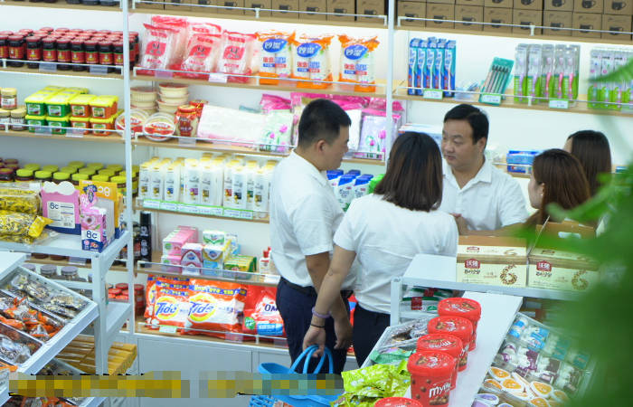 对比色|借鉴非常好用的怡佳仁零食店门店的货架陈列技巧