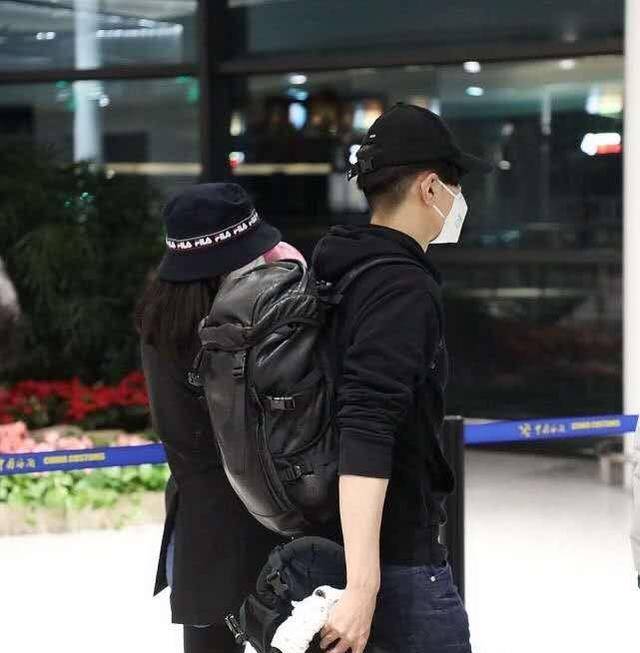 黑色|高圆圆一家现身机场,匆忙赶路紧抱女儿,女儿戴防护罩小脚太可爱