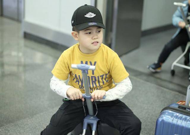 东北|44岁胡可带俩儿子现身,粗布牛仔配紧身裤,东北宋仲基有点发福了