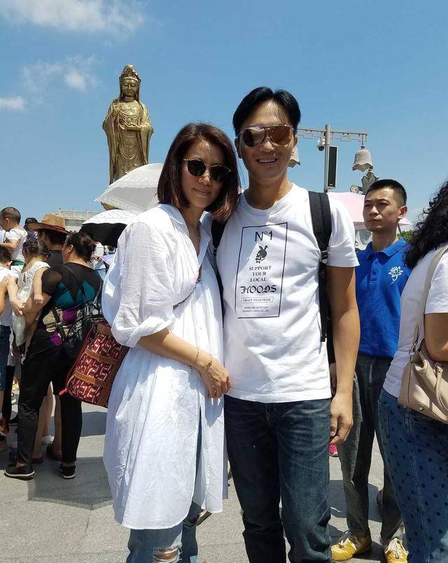 条纹|袁咏仪剪了波波头更美了,穿格子长裙成熟温柔,端庄优雅好有气质