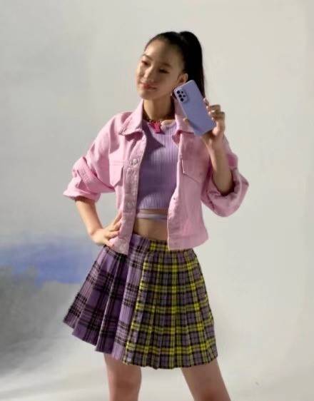 许老大|小s大女儿这次真的美到我！穿迷彩上衣炫耀细腰，身材连妈都羡慕