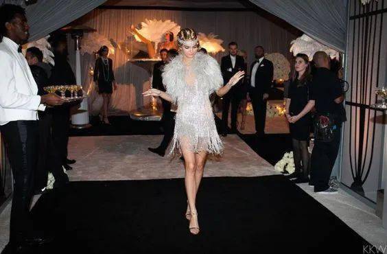 凯利·奈特利|这条裙子，从盛夏美到早秋