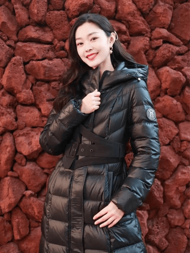 亮点|宋轶穿火了“收腰羽绒服”，保暖又能显身材，3条腰带才是大亮点
