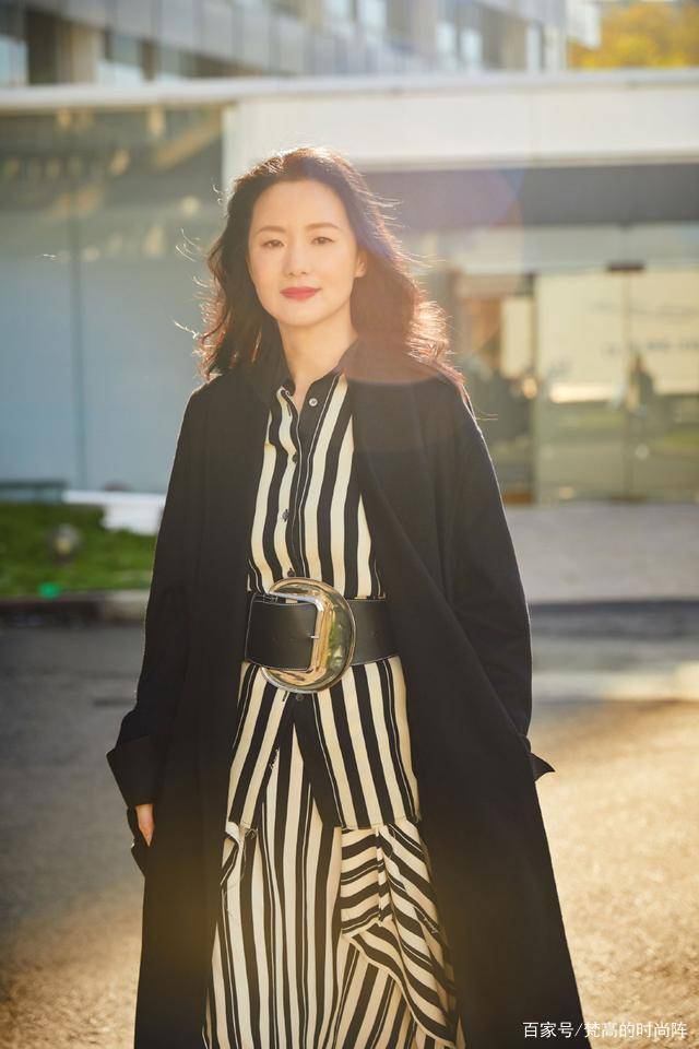 林青霞|林青霞近照曝光，一身休闲黑衣陪友人漫步！真不像66岁的老太太