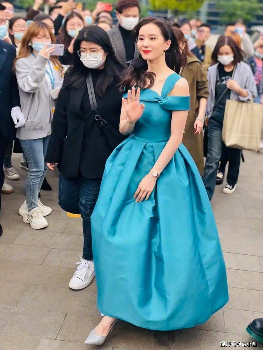 蓝色|吴奇隆的小娇妻刘诗诗又美出圈，穿蓝色连衣裙，在人群中美得耀眼