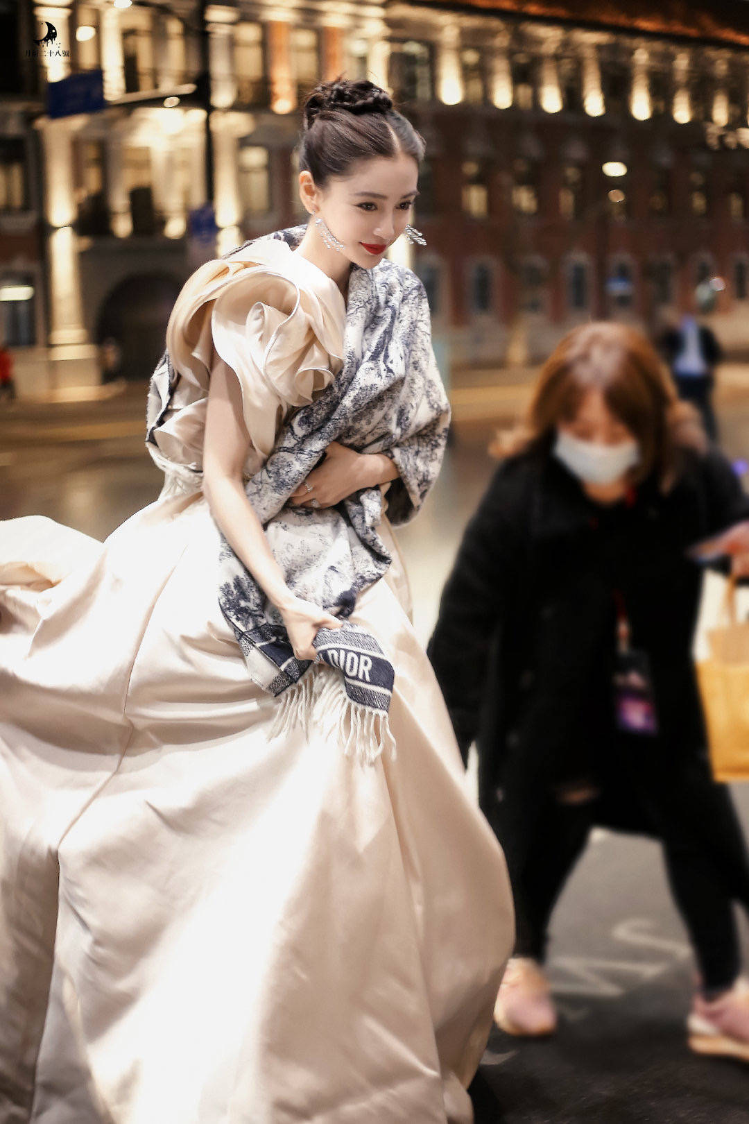 黑色|又是红毯斗艳！倪妮秀美背，毛晓彤又仙又欲，都难敌杨紫一个扭腰！