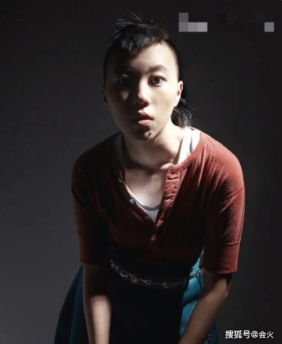 脖子|王菲大女儿现身机场，打扮朴素全身不见一件名牌，脖子又添新纹身