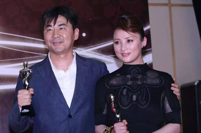 和她的現任丈夫陳建斌結婚生子,兩個人依舊恩愛如初,不得不說蔣勤勤