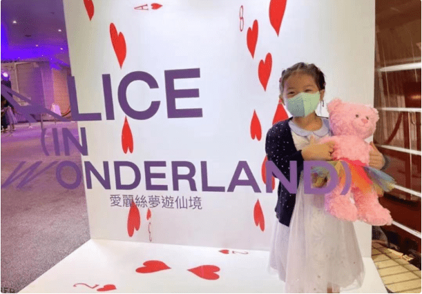 妈妈|霍中妍“旧”衣新穿！小白裙配波点开衫真淑女，新照名媛范儿十足