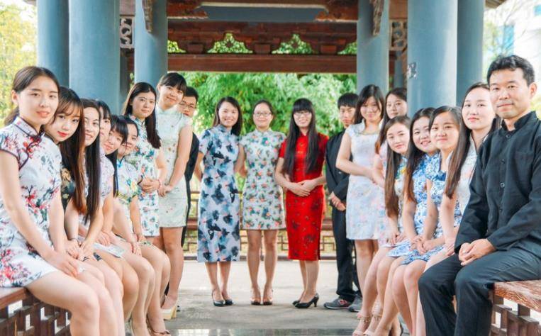 事情|大学生“旗袍毕业照”走红，男生比女生还妖娆，网友：这谁受得了