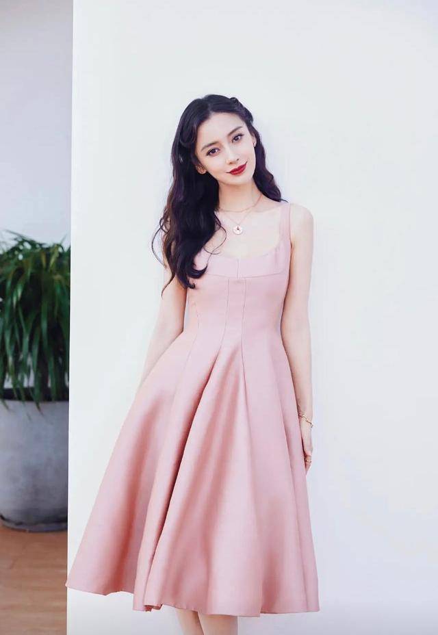 设计|Angelababy少女感很足，身穿抹胸吊带裙，优雅有气质